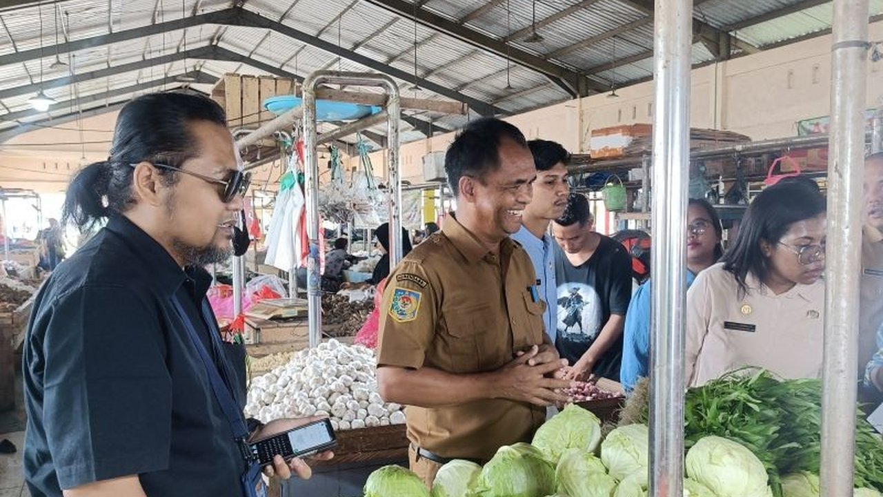 Harga telur ayam di Mimika, Papua Tengah, naik signifikan menjadi Rp80.000 per rak akibat penurunan produktivitas ayam petelur, sementara harga komoditas lain seperti tomat dan cabai justru turun.
