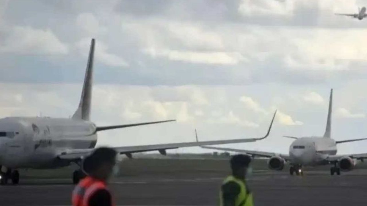 Jumlah penumpang domestik di Bandara Sultan Hasanuddin Makassar naik 17,18 persen pada Desember 2024 dibandingkan November 2024, mencapai 852.418 orang, meskipun terdapat penurunan jika dibandingkan dengan periode yang sama tahun sebelumnya.