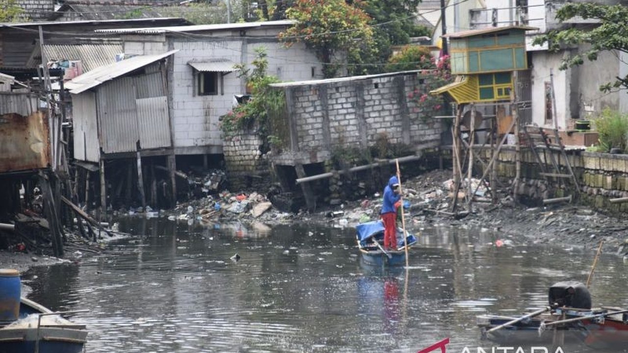 Pemkot Surabaya memulai normalisasi Sungai Kalianak dengan memasang patok penanda titik nol lebar sungai untuk mencegah banjir di Asemrowo dan Krembangan, termasuk rencana pembangunan plengsengan dan rumah pompa.