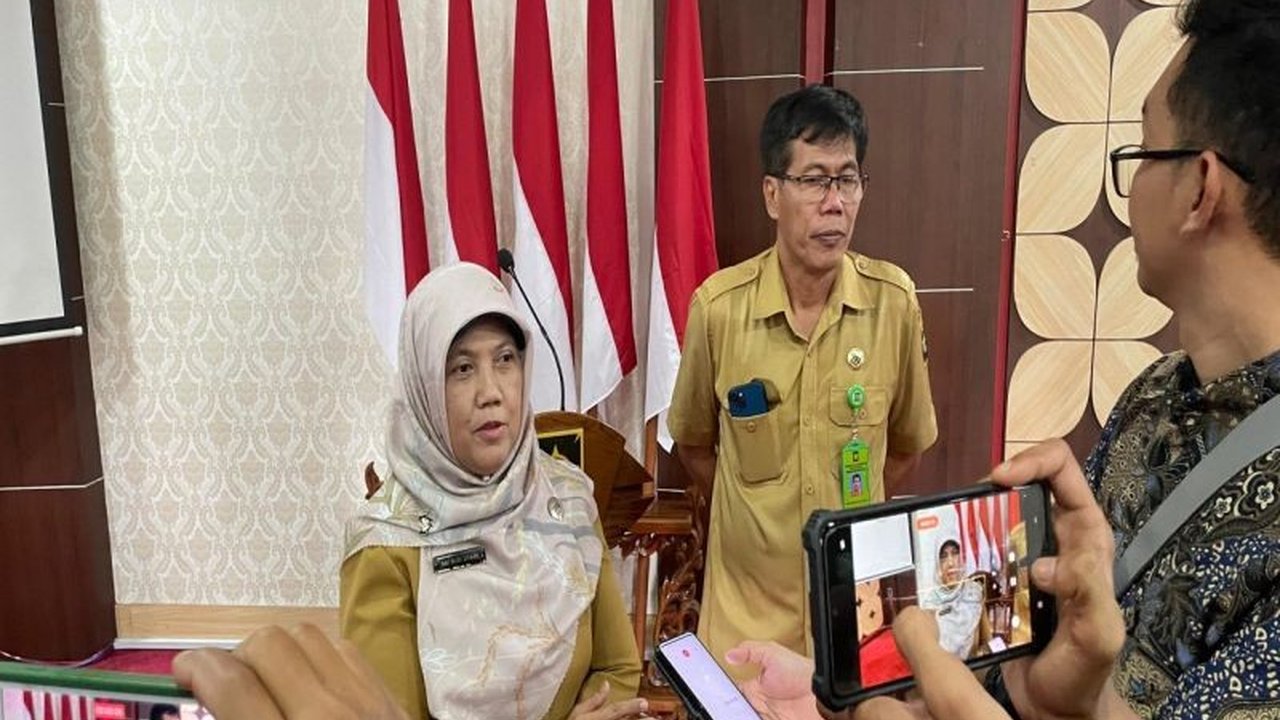 Pemerintah Kabupaten Kulon Progo memulai uji coba Kawasan Tanpa Rokok (KTR) dengan menutup display rokok di toko-toko, diawali dengan sosialisasi dan komitmen para pedagang, guna melindungi anak-anak dari pengaruh iklan rokok.
