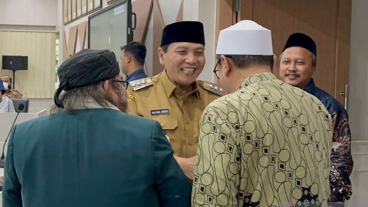 Pj Bupati Bogor menerbitkan Perbup tentang Pondok Pesantren untuk meningkatkan angka rata-rata lama sekolah (RLS) di Kabupaten Bogor, yang masih di bawah angka provinsi dan nasional.