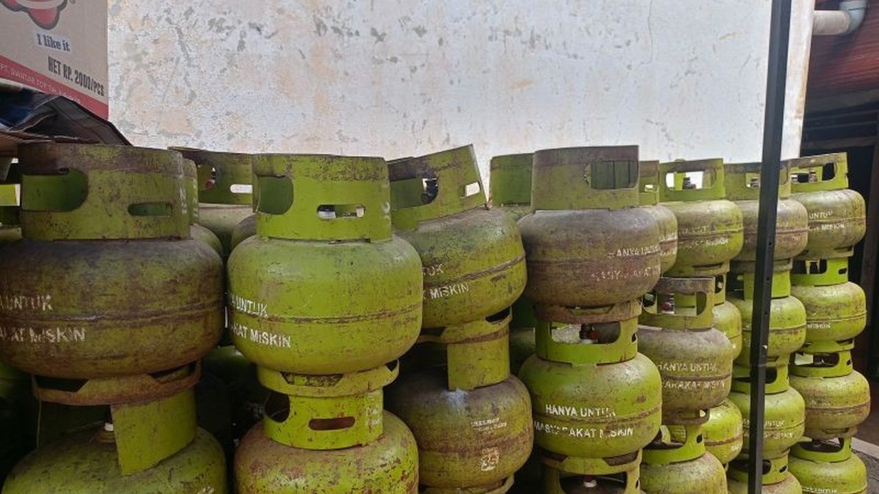 Seorang agen elpiji di Jakarta Timur mengeluhkan kurangnya solusi dari petugas terkait kelangkaan elpiji 3 kg, meminta pengawasan yang lebih efektif dan penindakan terhadap praktik penyalahgunaan distribusi.