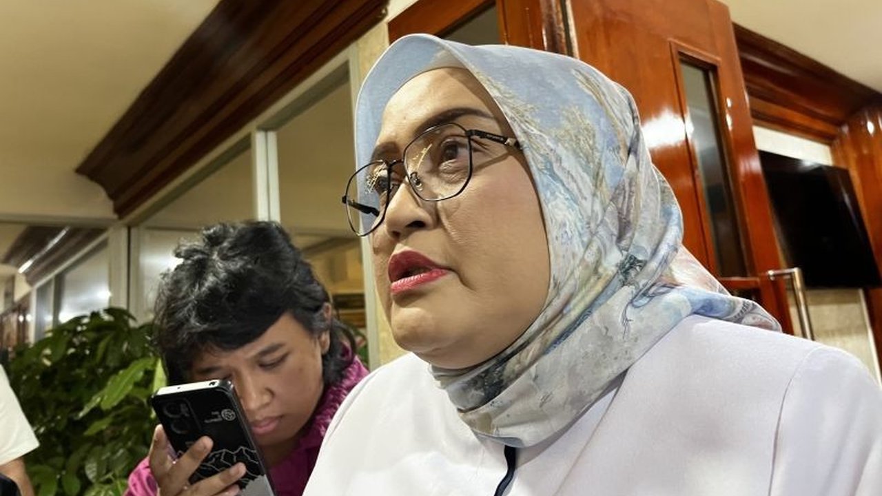 Kementerian Ketenagakerjaan (Kemnaker) akan mengkaji usulan work from anywhere (WFA) menjelang Lebaran 2025 untuk mengurangi kepadatan lalu lintas mudik, namun perlu mempertimbangkan dampak pada produktivitas industri.