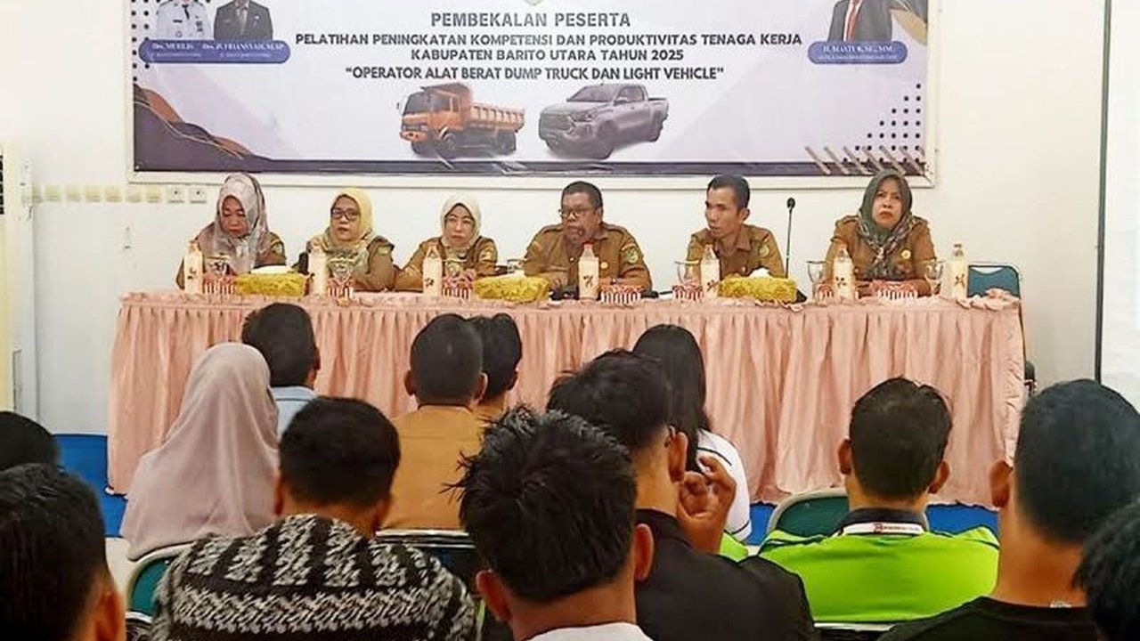 Disnakertranskop UKM Barito Utara adakan pelatihan operator alat berat untuk 32 peserta, guna meningkatkan kompetensi dan daya saing tenaga kerja lokal di sektor industri dan konstruksi.