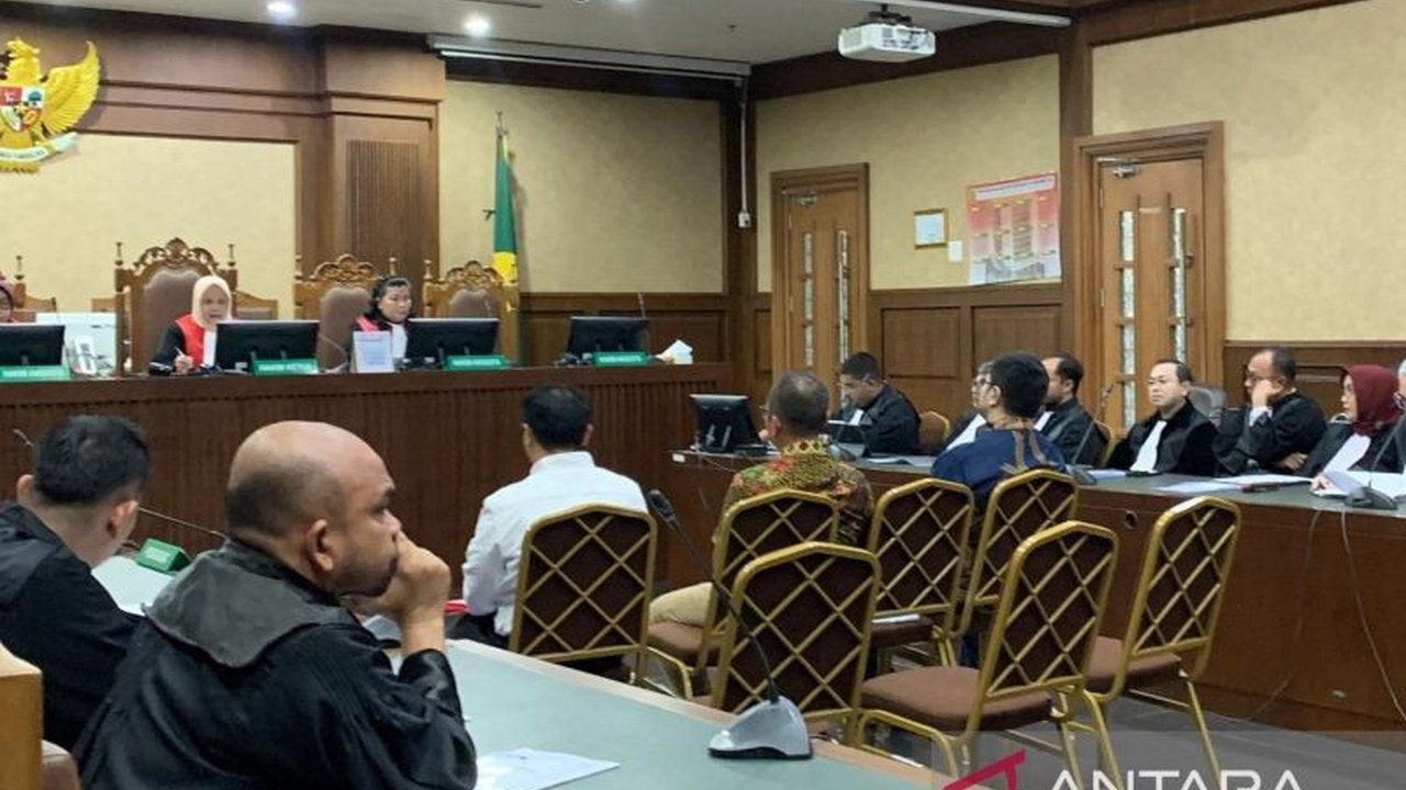 Mantan Kepala Pusat Krisis Kesehatan Kemenkes, Budi Sylvana, bersama dua terdakwa lain didakwa merugikan negara Rp319,69 miliar terkait korupsi pengadaan APD Covid-19 tahun 2020, melibatkan negosiasi harga dan pembayaran fiktif.