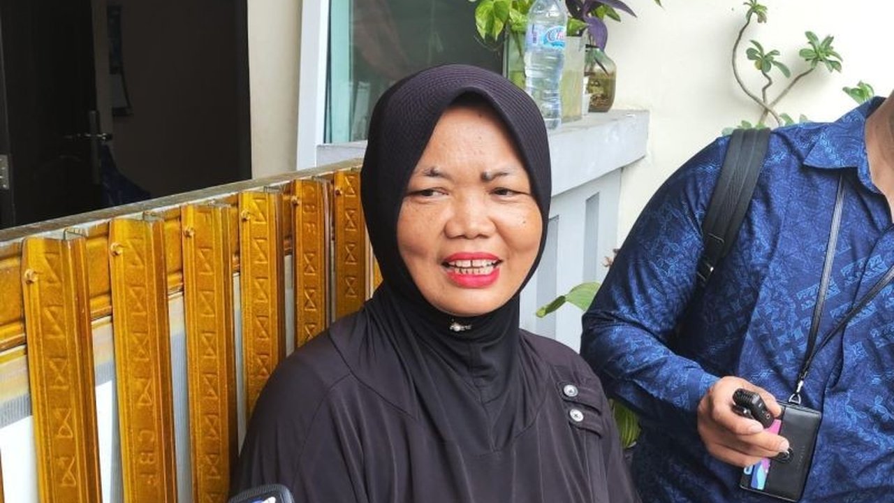 Kelangkaan elpiji 3 kg di Palmerah, Jakarta Barat, membuat seorang ibu rumah tangga harus berkeliling selama tiga hari untuk mendapatkannya, bahkan rela membeli dengan harga lebih mahal.