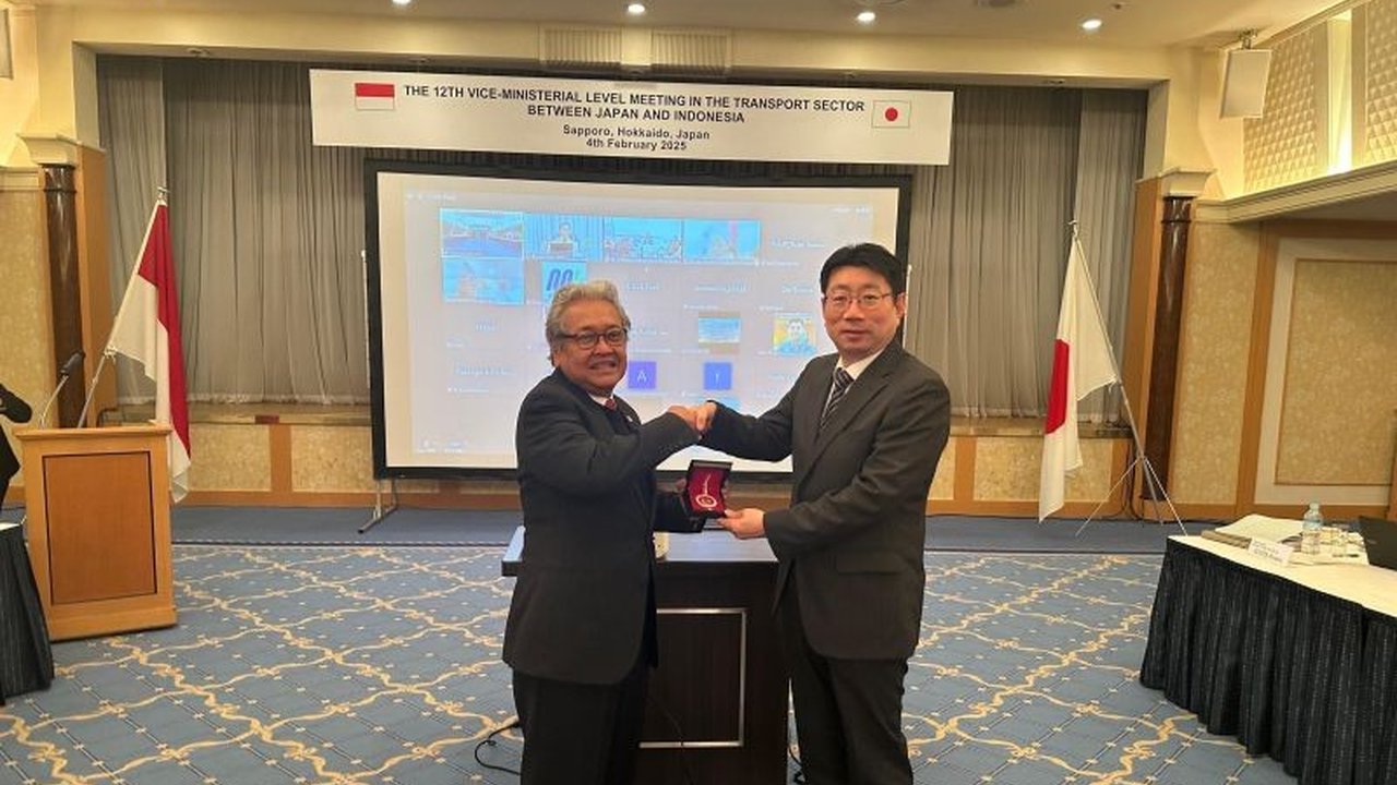 Pertemuan Wakil Menteri Transportasi Indonesia-Jepang ke-12 di Sapporo membahas kemajuan kerja sama bilateral di sektor transportasi, termasuk proyek MRT Jakarta dan Pelabuhan Patimban, serta potensi peningkatan kerja sama di masa mendatang.