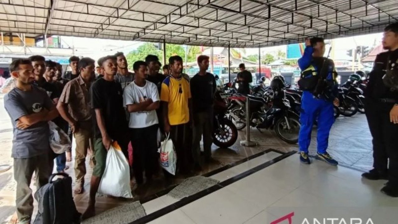 Imigrasi Selatpanjang, Riau, memeriksa 20 warga negara Bangladesh yang terdampar di pesisir pantai dan akan mendeportasi mereka setelah proses pemeriksaan selesai.