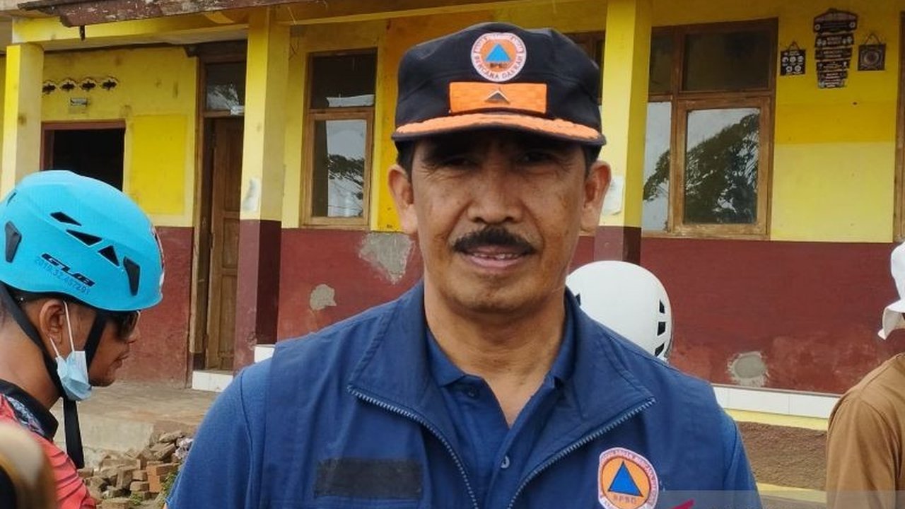 BPBD Garut menyatakan Kampung Cimacan rawan banjir akibat luapan Sungai Cimanuk, mendesak warga untuk pindah, meski beberapa masih menolak relokasi pasca-banjir bandang 2016.