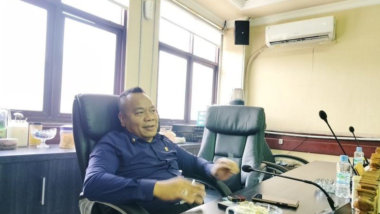 Ketua Komisi A DPRD Surabaya mempertanyakan rencana utang Pemkot sebesar Rp5,6 triliun, mendesak prioritas pada kebutuhan dasar warga dan efisiensi anggaran, bukan proyek menguntungkan pengembang.