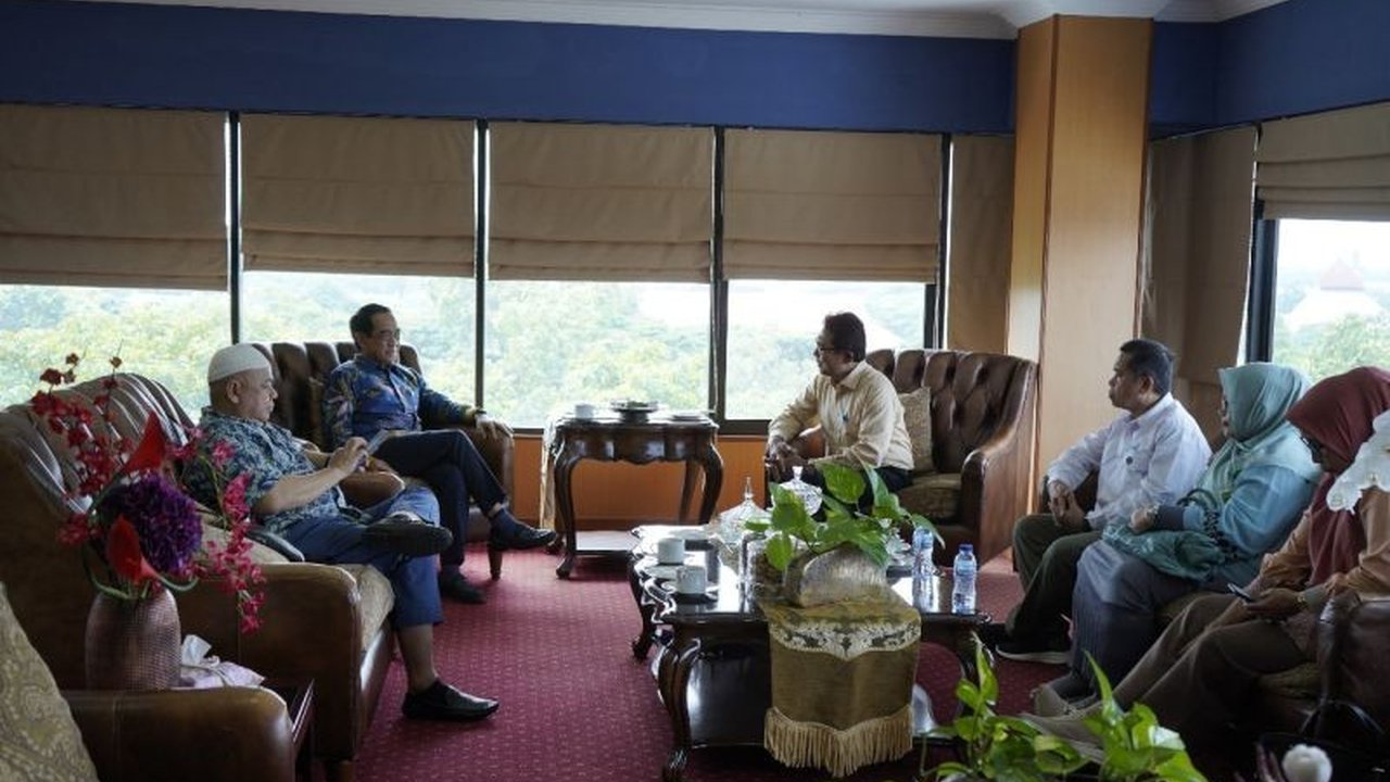 Universitas Hasanuddin (Unhas) dan Kementerian Lingkungan Hidup dan Kehutanan (KLHK) berkolaborasi untuk pengelolaan sampah berkelanjutan di kampus Unhas, menjadikan Unhas sebagai role model pengelolaan sampah bagi kampus lain di Indonesia.