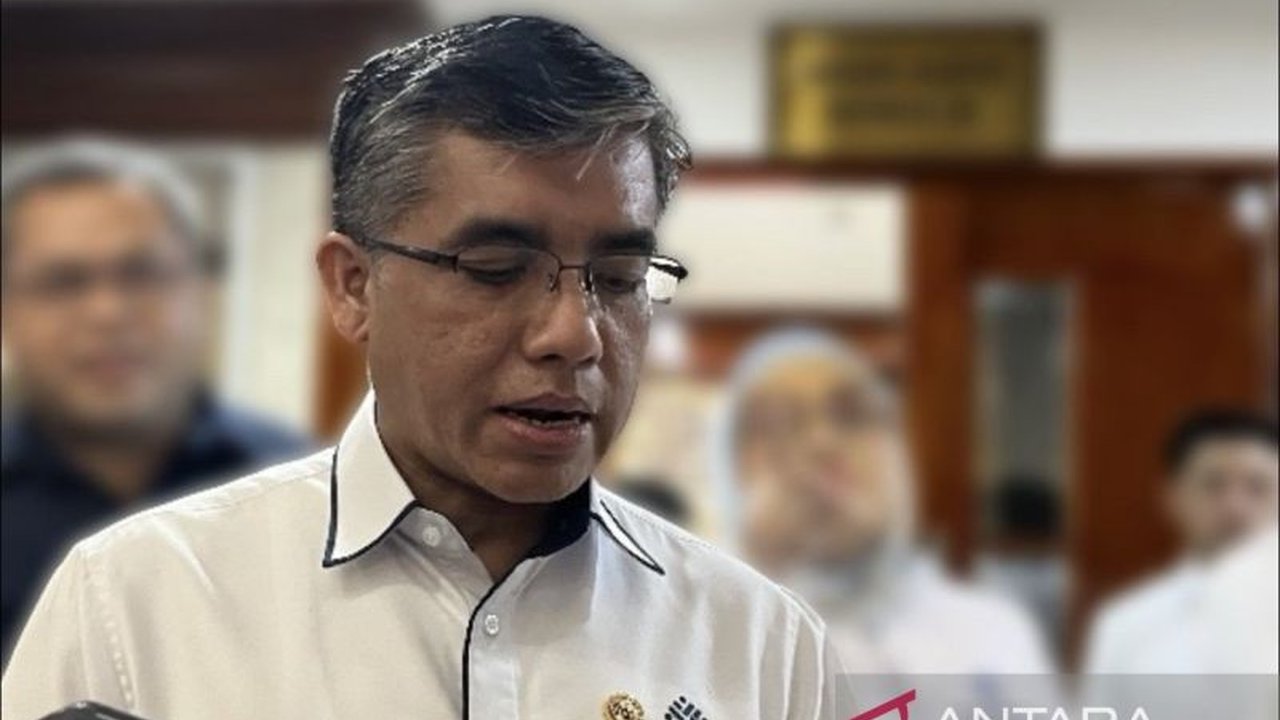 Menaker Yassierli menanggapi usulan Kemenhub soal percepatan pembayaran THR Lebaran 2025, menyatakan akan dibahas di Lembaga Kerja Sama Tripartit Nasional bersama pengusaha dan serikat pekerja untuk memastikan hak pekerja terjamin.