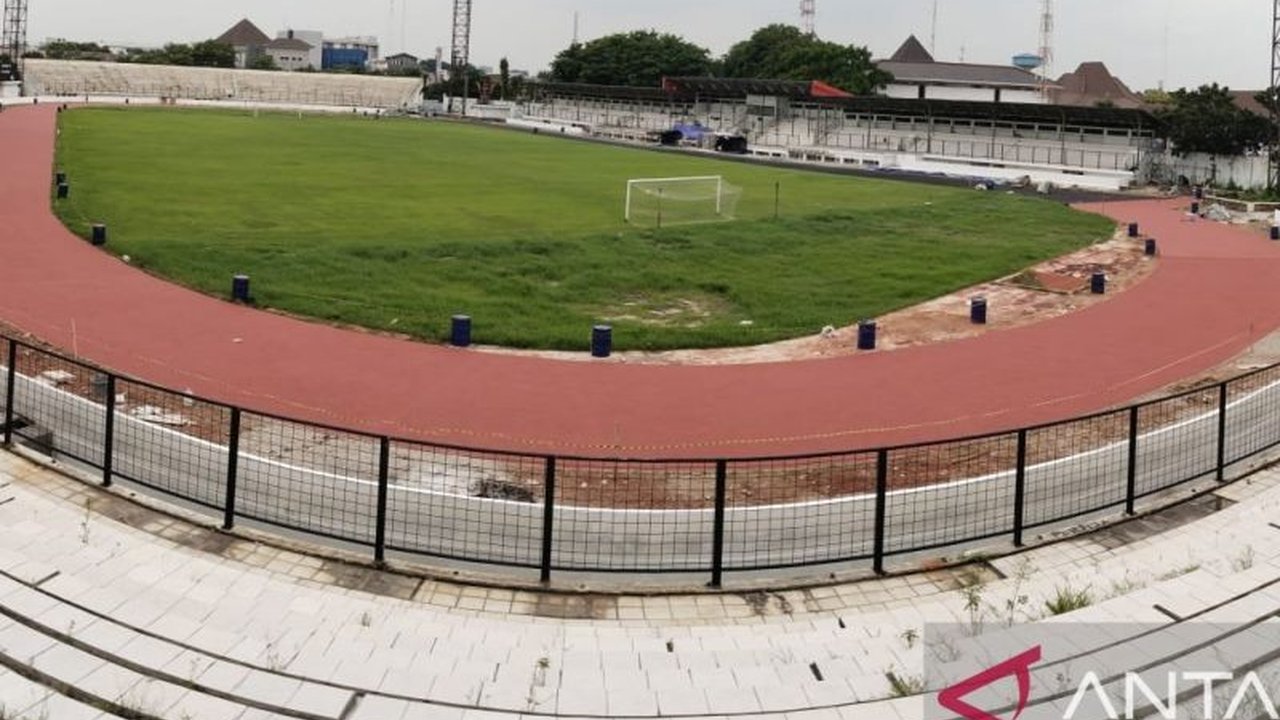 Pemkab Karawang menjatuhkan denda kepada kontraktor proyek revitalisasi Stadion Singaperbangsa karena keterlambatan penyelesaian pekerjaan, meskipun telah diberikan beberapa perpanjangan waktu.