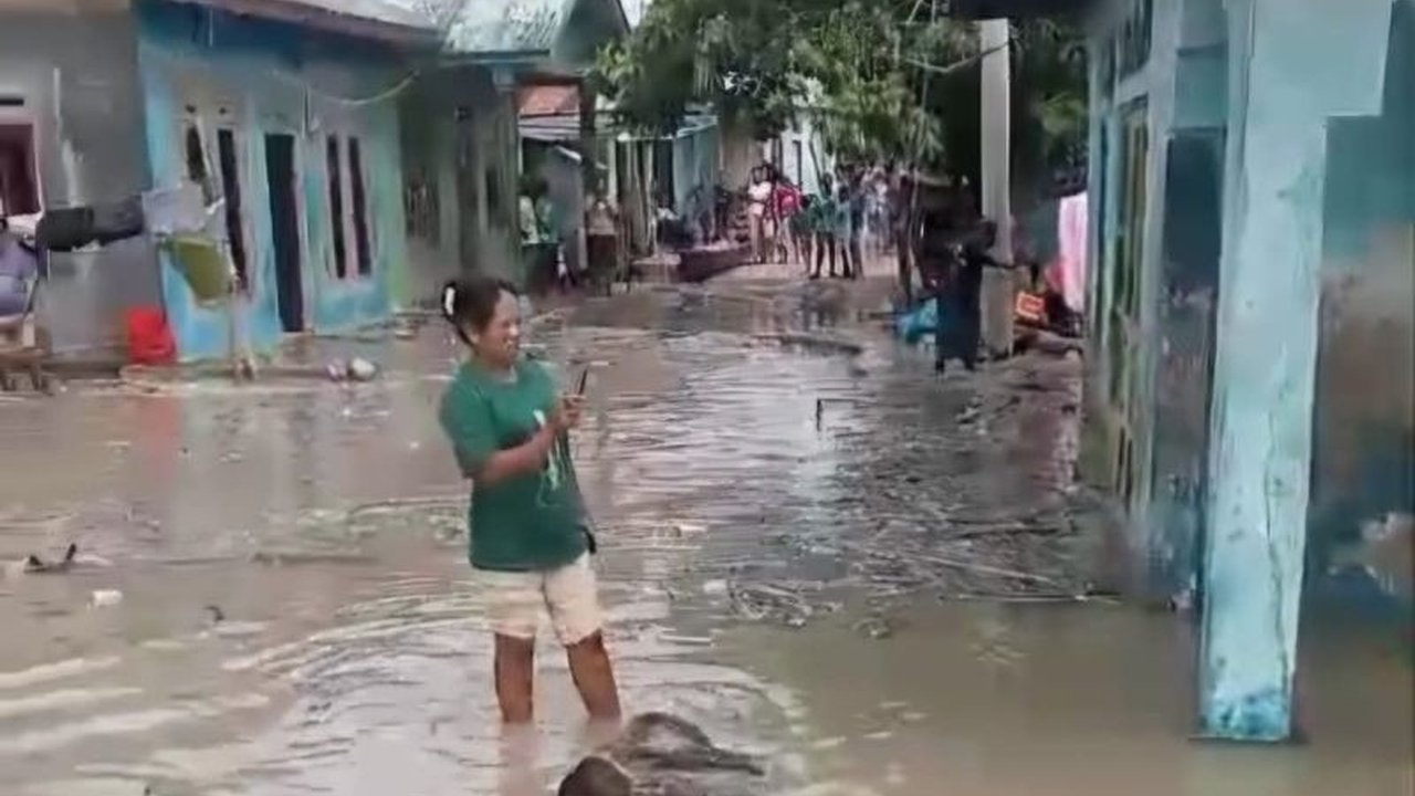 Banjir rob menerjang Desa Tablolong, Kecamatan Kupang Barat, Kabupaten Kupang, NTT, pada Selasa siang, setelah angin kencang dan gelombang tinggi menerjang wilayah pesisir tersebut; BPBD masih melakukan pendataan dampak bencana.