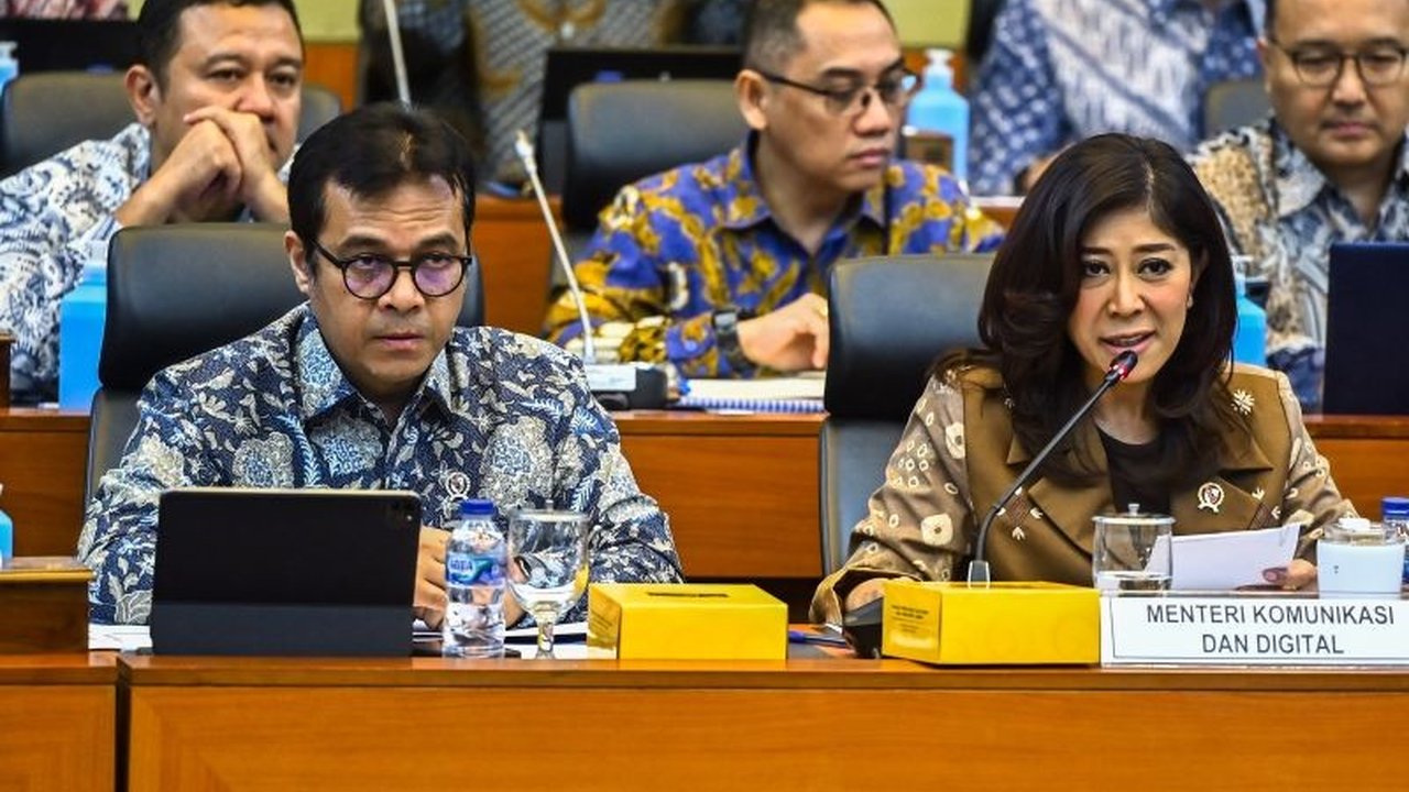 Menteri Kominfo Meutya Hafid akan segera meresmikan regulasi eSIM dalam dua minggu ke depan, guna modernisasi pemerintahan dan menertibkan data pelanggan seluler.