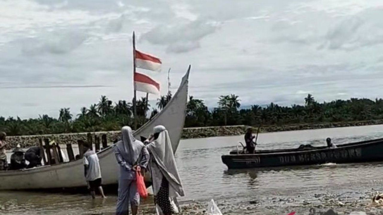 Di Kabupaten Mukomuko, Bengkulu, dua perahu nelayan karam diterjang ombak besar pada Januari 2025; seluruh nelayan selamat, tetapi mengalami kerugian materiil.