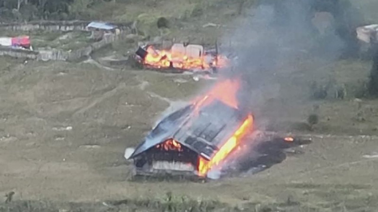 Kelompok Kriminal Bersenjata (KKB) di Puncak, Papua, membakar empat bangunan, termasuk dua sekolah dasar, diduga dipicu perselisihan internal akibat perselingkuhan; aparat kepolisian meminta masyarakat waspada dan aktif melaporkan aktivitas mencurigakan.