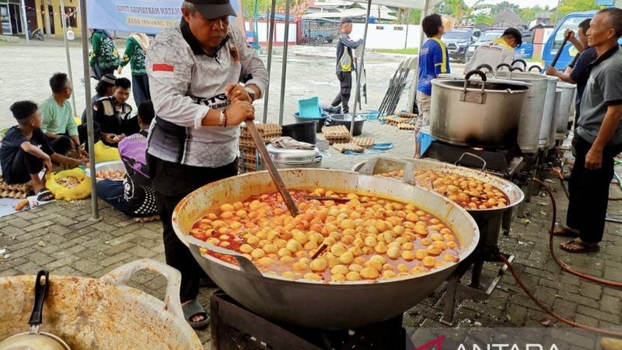 Dinas Sosial Kalimantan Selatan (Dinsos Kalsel) mendirikan dapur umum di Martapura Timur, Kabupaten Banjar, untuk menyediakan 20.000 porsi makanan siap saji setiap harinya bagi warga terdampak banjir, setelah sebelumnya beroperasi di Kabupaten Tanah Laut.