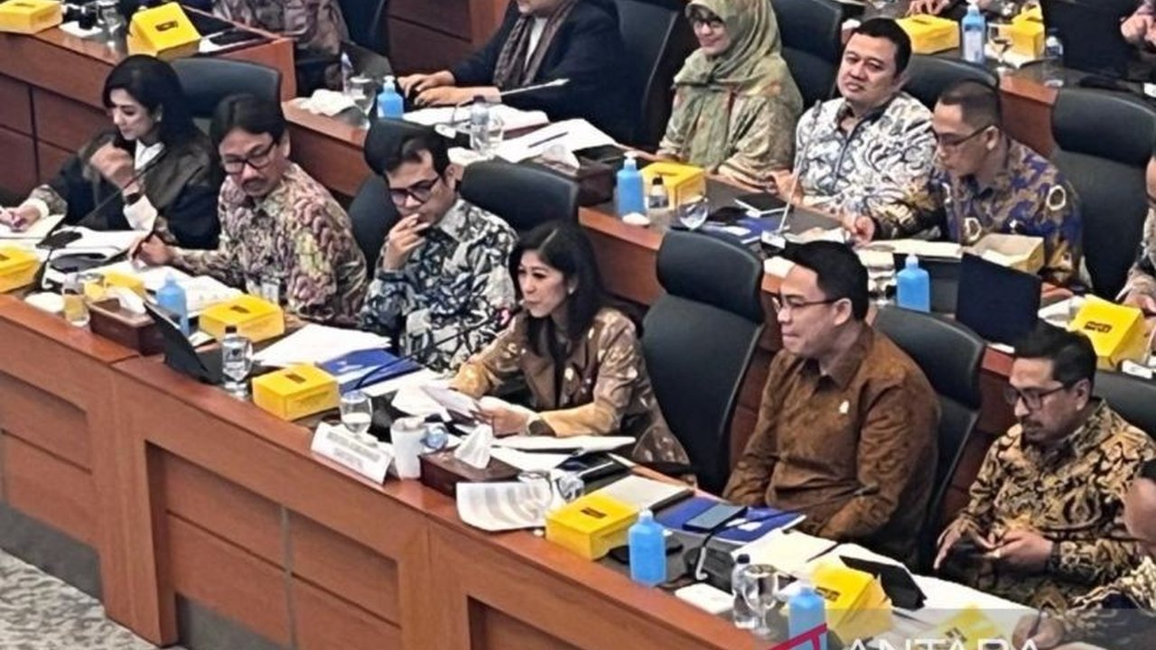 Menteri Kominfo, Meutya Hafid, mendorong sektor swasta untuk berpartisipasi dalam perluasan akses internet di daerah terpencil dan belum terlayani, mengingat keterbatasan anggaran pemerintah.