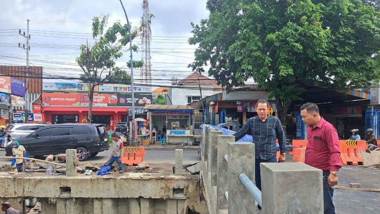 DPRD Surabaya mendesak percepatan penyelesaian pelebaran Jalan Wiyung sepanjang 500 meter untuk mengurangi kemacetan dan meningkatkan nilai properti di sekitarnya, meskipun ada kendala dan keterlambatan proyek.
