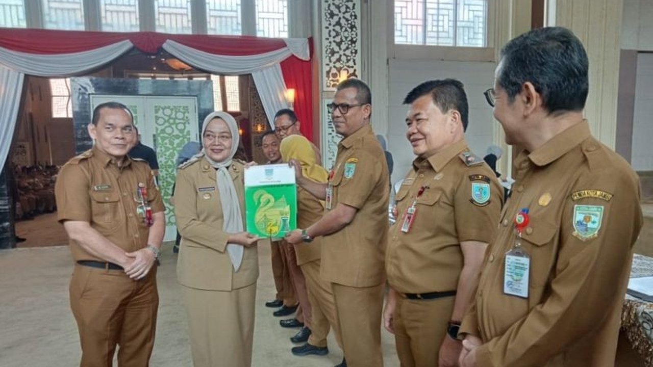 Pemkot Jambi akan memangkas anggaran perjalanan dinas hingga 50% pada tahun 2025, sesuai instruksi Presiden, dengan total anggaran yang dipangkas mencapai sekitar Rp37 miliar dari total Rp74 miliar.