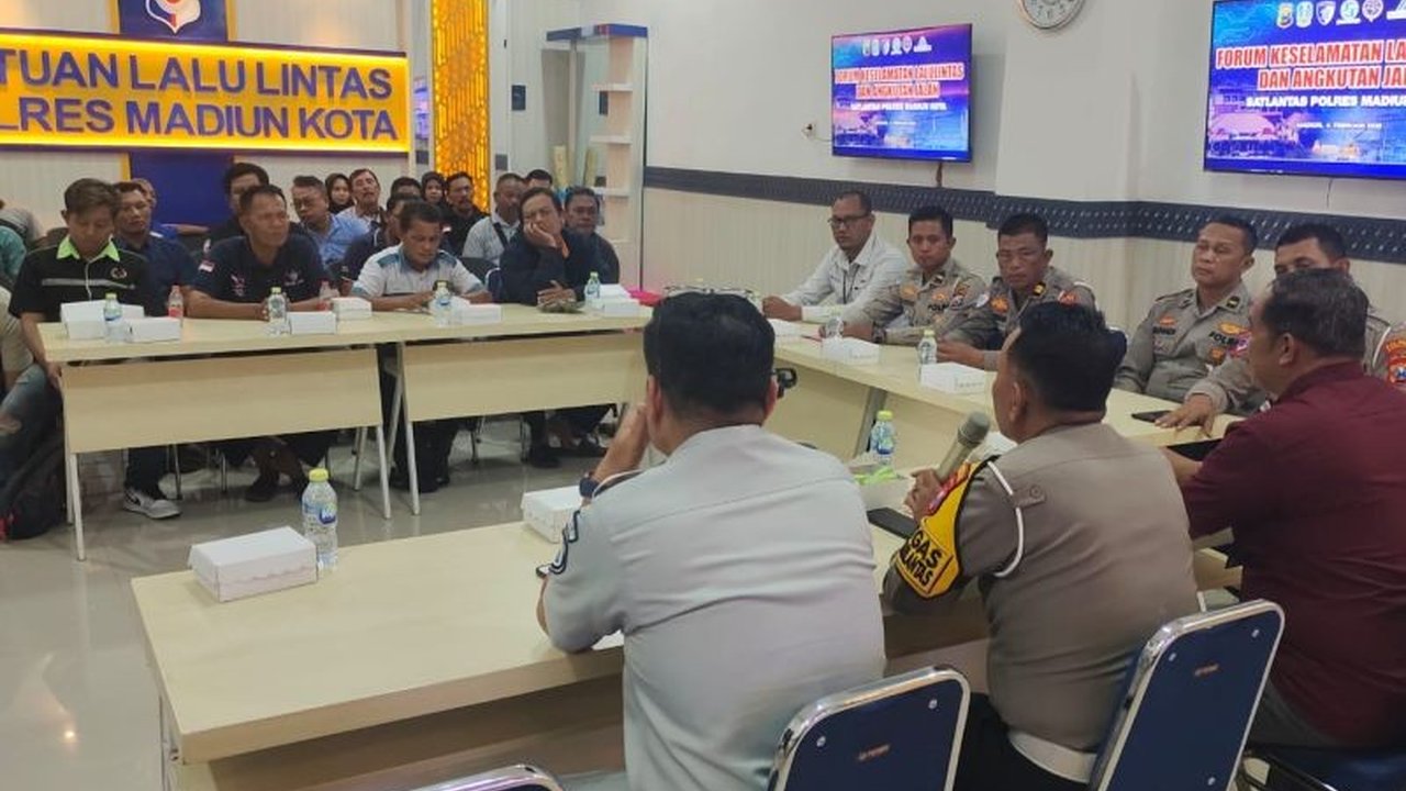 Satlantas Polresta Madiun dan Dishub memberikan edukasi rute dan operasional kepada 30 awak bus di Madiun guna meningkatkan keselamatan dan kelancaran lalu lintas, menyepakati Jalan Ring Road sebagai jalur resmi bus umum.