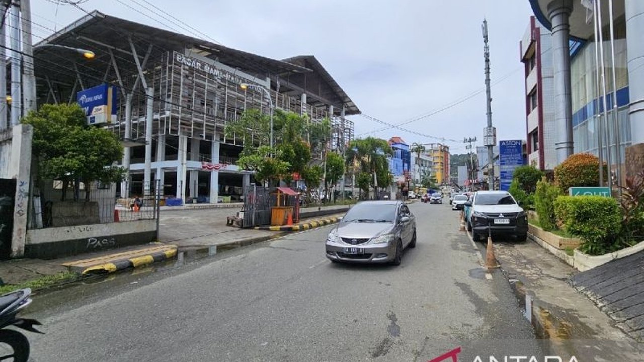 BMKG Jayapura memprediksi curah hujan tinggi di Papua akan berlangsung hingga Maret 2025, dengan potensi hujan lebat disertai badai di beberapa wilayah dalam beberapa hari ke depan, disebabkan oleh puncak musim hujan dan beberapa faktor meteorologi.