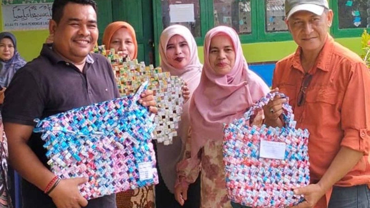 Pemerintah Kabupaten Aceh Selatan gencar mengembangkan sekolah adiwiyata untuk menanamkan kesadaran dan perilaku ramah lingkungan pada generasi muda, dengan pembinaan yang berfokus pada pengelolaan sampah dan penghijauan sekolah.