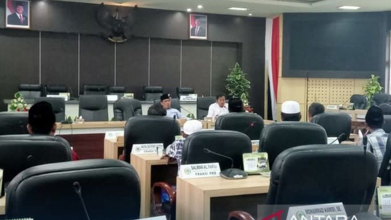 Pemkab dan DPRD Pamekasan memfasilitasi tuntutan ganti rugi nelayan setempat yang jaringnya rusak akibat aktivitas survei seismik Petronas dan Elnusa di perairan Pasean pada September 2024.
