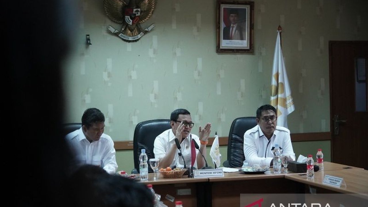 Dua pekerja migran Indonesia (PMI) menjadi korban penembakan di Malaysia; satu dalam kondisi koma, satu lagi relatif baik, dan pemerintah Indonesia berupaya untuk transparansi investigasi kasus tersebut.