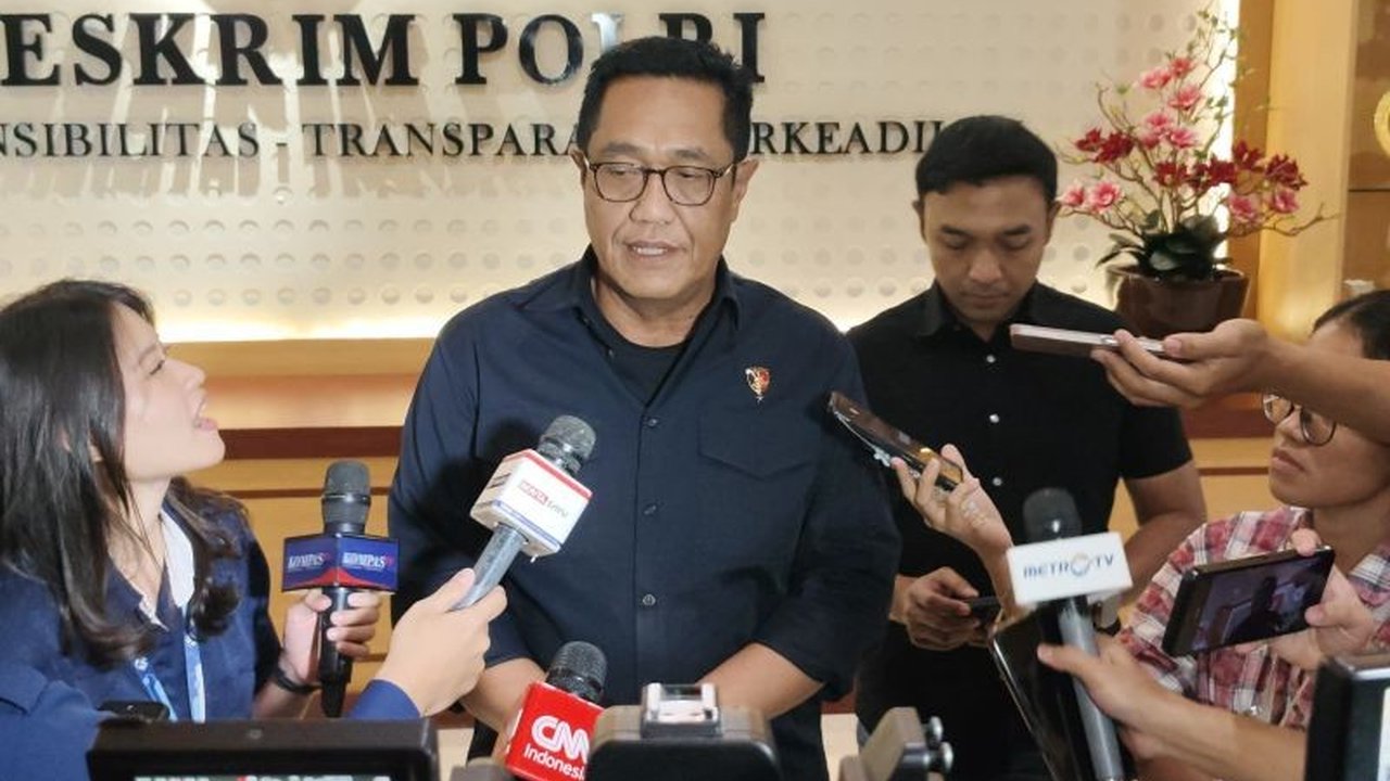 Kepala Desa Kohod, Arsin, tidak memenuhi panggilan Bareskrim Polri terkait kasus dugaan pemalsuan surat dalam pembangunan pagar laut di Tangerang, meskipun penyidikan kasus tersebut telah dimulai.