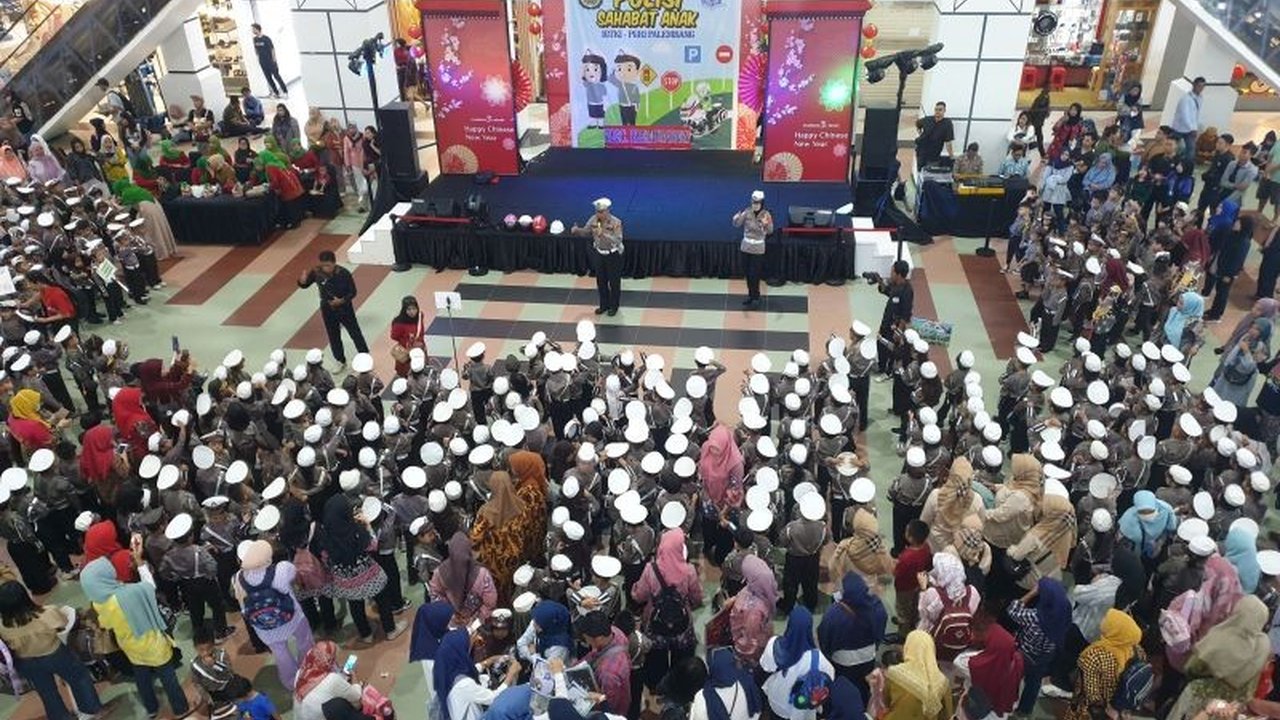 Satlantas Polrestabes Palembang memberikan edukasi tertib berlalu lintas kepada ratusan siswa TK di Palembang guna menekan angka kecelakaan yang terus meningkat setiap tahunnya.