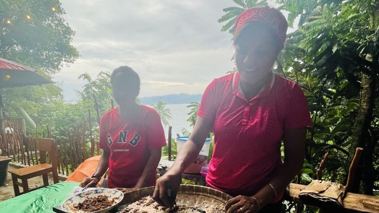 Yoti Silooy di Ambon, Maluku, terus melestarikan tradisi pembuatan sagu gula bakar secara turun temurun, sebuah camilan khas Ambon yang kini semakin langka dan hanya bisa dipesan.