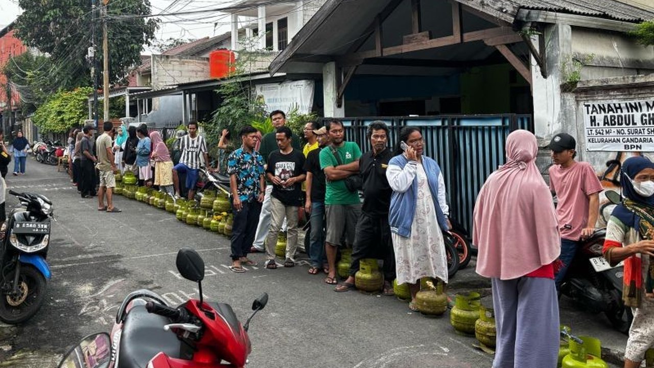 Komisi XII DPR RI mengapresiasi keputusan Presiden Prabowo Subianto yang mempertahankan penjualan LPG 3 Kg oleh pengecer, mencegah kepanikan publik setelah kebijakan Kementerian ESDM yang kontroversial.