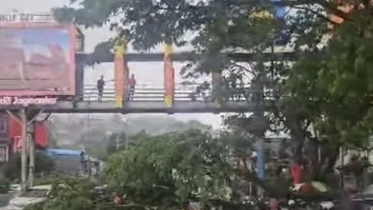 BMKG memperingatkan potensi cuaca buruk di Maluku antara 4-8 Februari 2025,  akibat tekanan rendah di Australia, ENSO negatif, dan MJO aktif, yang dapat menyebabkan hujan lebat, banjir, dan tanah longsor.