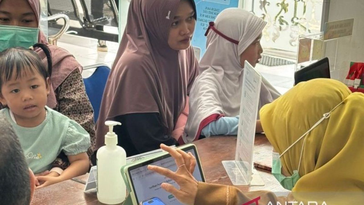 Pemerintah Provinsi Kalimantan Timur menggelar simulasi pemeriksaan kesehatan gratis di berbagai daerah sebagai persiapan peluncuran program nasional pemeriksaan kesehatan gratis yang akan dimulai bulan ini.