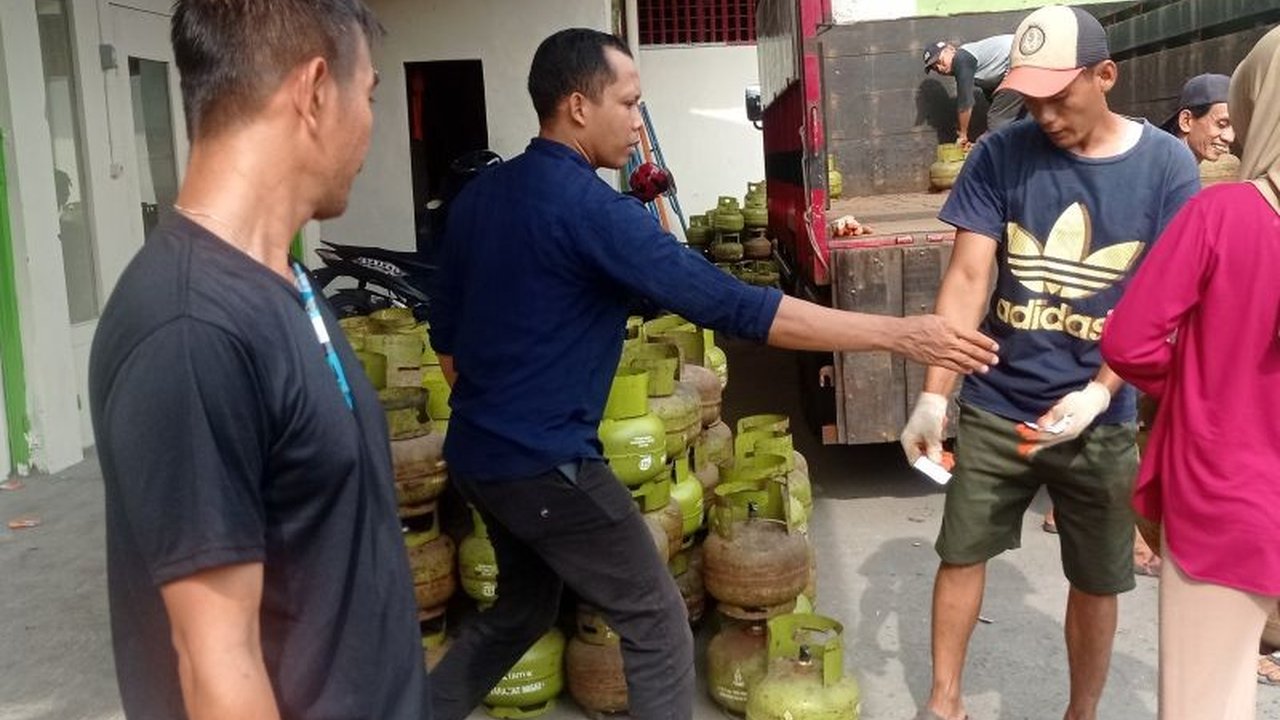 Setelah sempat langka beberapa pekan, distribusi gas LPG 3 kg di Kabupaten Lebak, Banten, kembali normal melalui warung pengecer, membuat warga merasa lega.