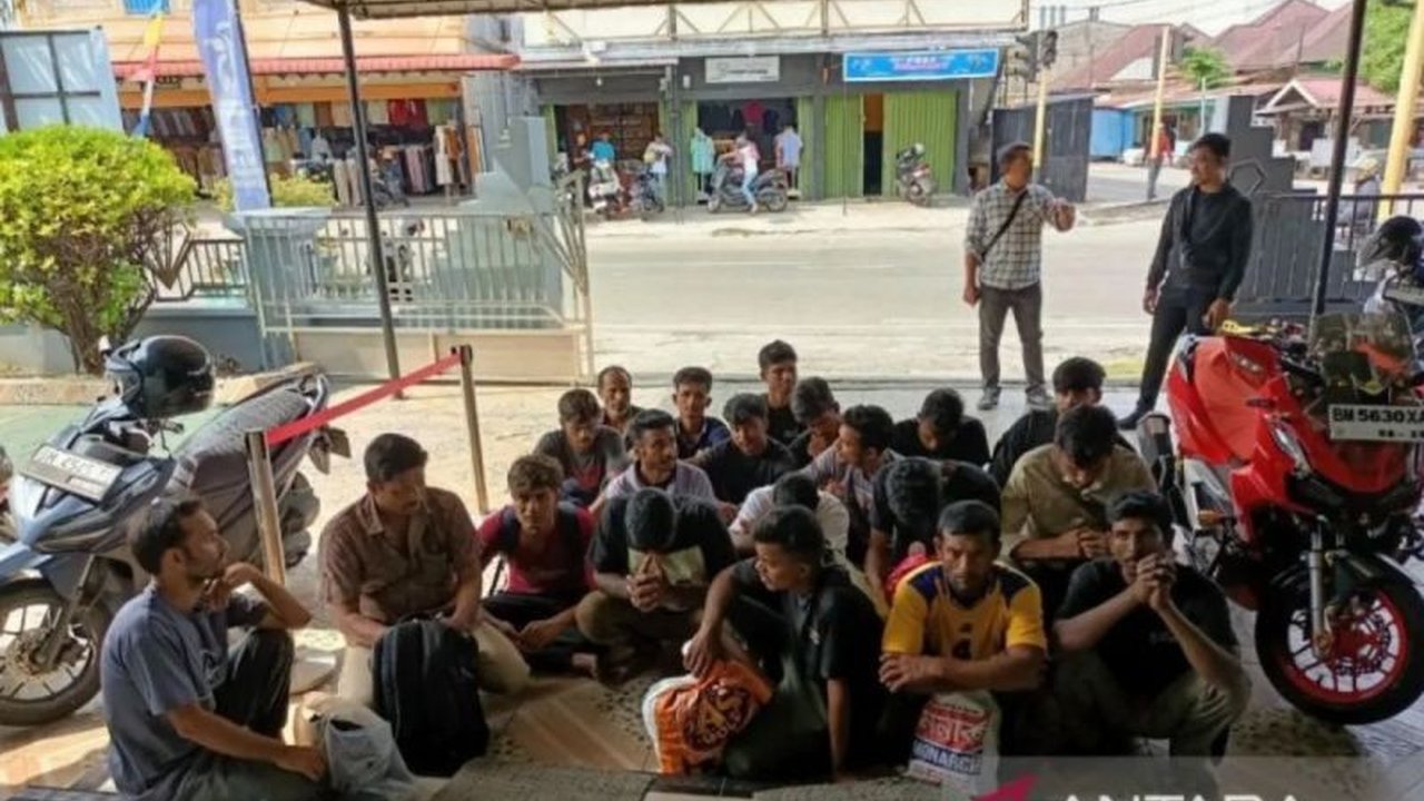 Dua puluh imigran gelap asal Bangladesh terdampar di Kepulauan Meranti, Riau, diduga akibat speedboat yang mereka tumpangi mengalami kecelakaan; polisi telah mengamankan satu tekong dan tengah menyelidiki kasus penyelundupan ini.