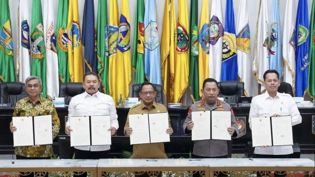 KPK bersama Kemendagri, Kejagung, Polri, dan Bappisus sepakat perkuat pengawasan perizinan daerah untuk mencegah korupsi, ditandai dengan penandatanganan MoU dan pembentukan tim koordinasi.