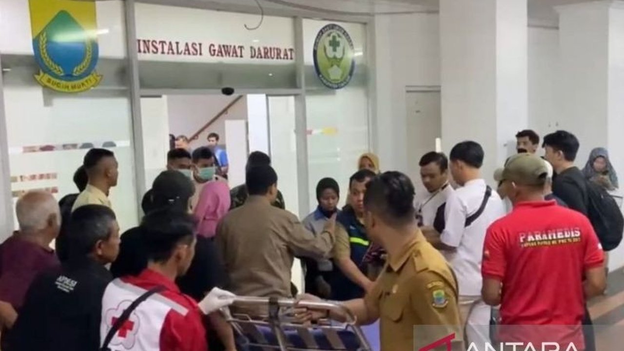Sembilan pimpinan dan staf Fakultas Sains Terapan Universitas Suryakancana (Unsur) Cianjur dirawat di RSUD Sayang setelah mengalami kecelakaan tunggal di Sukabumi, sementara satu korban dirujuk ke Bandung.