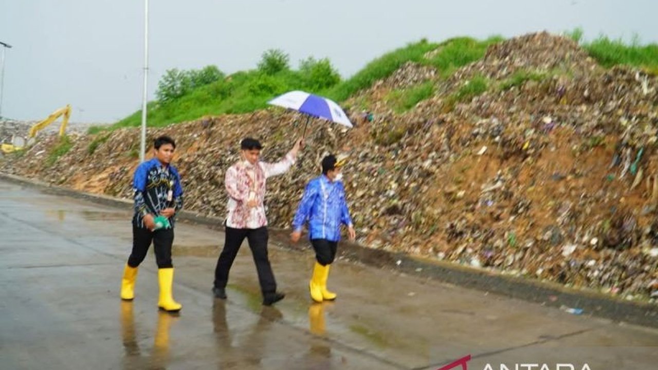 Pemkot Banjarmasin terpaksa mengalihkan pembuangan sampah ke TPA Regional Banjarbaru setelah TPA Basirih ditutup karena melanggar aturan pengelolaan sampah, mengakibatkan lonjakan biaya operasional dan tantangan logistik.