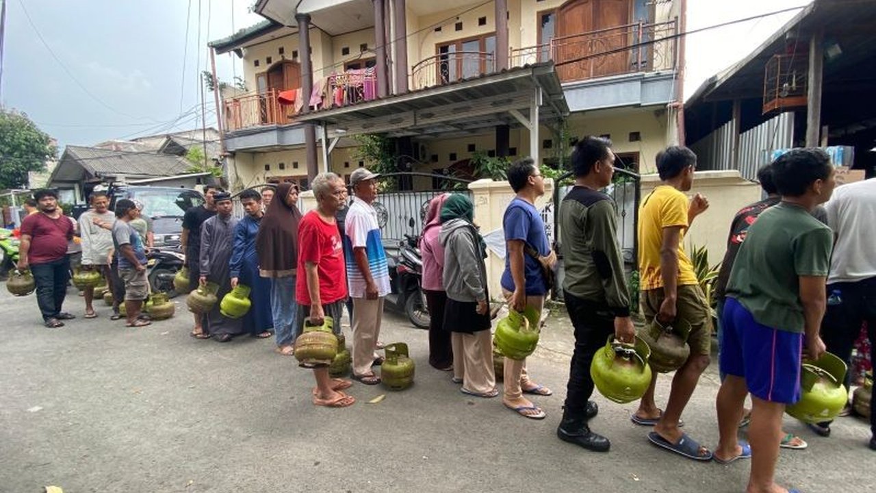 Pedagang eceran elpiji di Jakarta Selatan meminta Pertamina memberikan harga khusus jika mereka beralih menjadi sub-pangkalan, agar tetap untung meski persaingan ketat dan keuntungan minim.