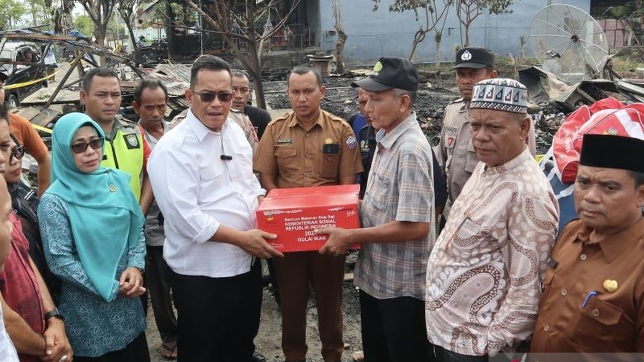 Pemerintah Kabupaten Pidie Jaya menyalurkan bantuan kepada 14 keluarga korban kebakaran di Desa Dayah Njong, termasuk bahan pokok dan dukungan pemulihan ekonomi, serta meningkatkan upaya pencegahan kebakaran di masa mendatang.