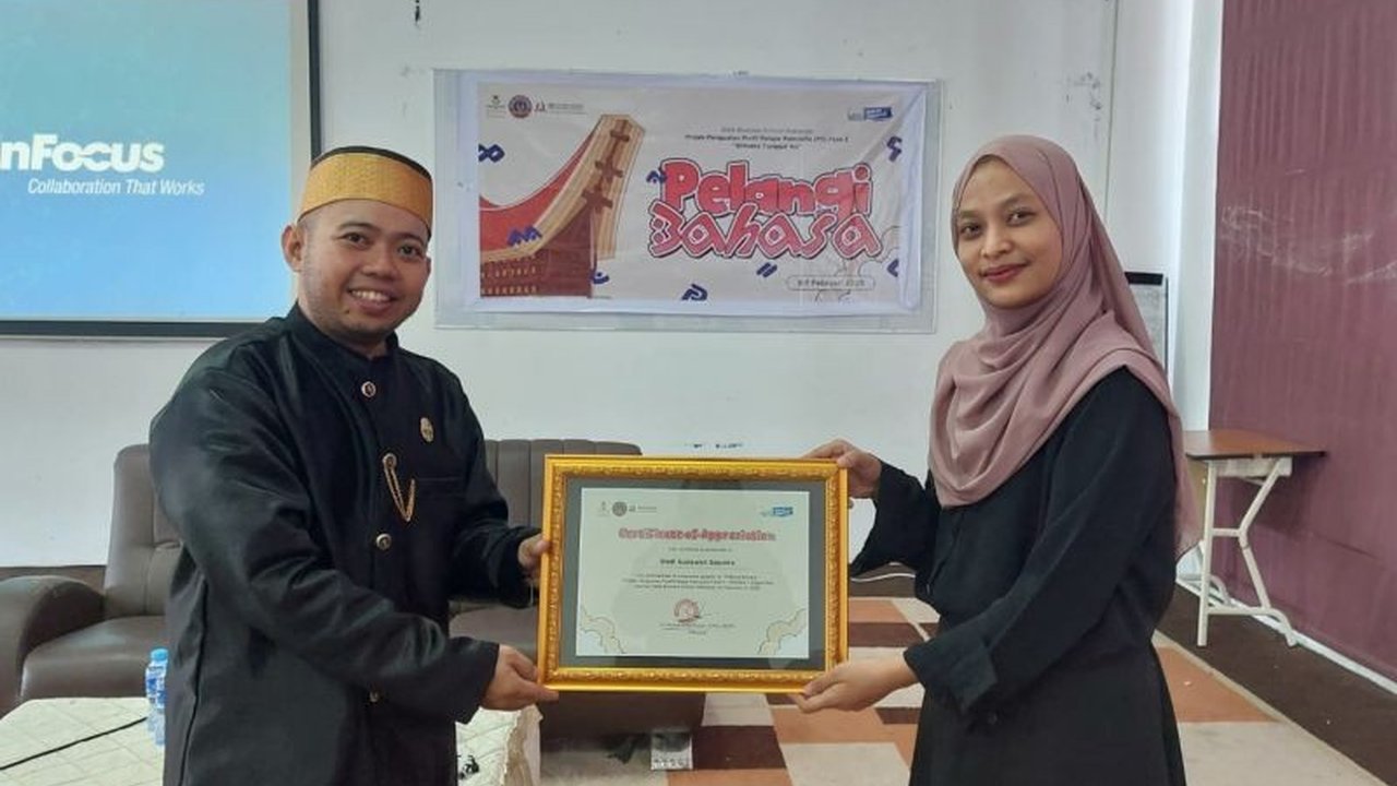 SMA Bosowa School Makassar mengadakan talkshow 'Pelangi Bahasa' untuk meningkatkan pemahaman siswa tentang pentingnya melestarikan keanekaragaman bahasa daerah di Sulawesi Selatan, khususnya dalam konteks keberagaman budaya Indonesia.