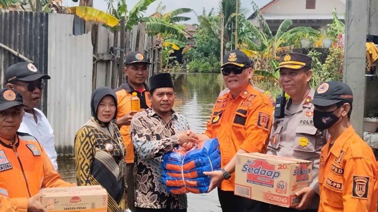 BPBD Kota Semarang mendistribusikan bantuan sembako dan selimut kepada warga RW 07 Kelurahan Kudu yang terdampak banjir selama hampir seminggu akibat luapan saluran PDAM dan curah hujan tinggi.