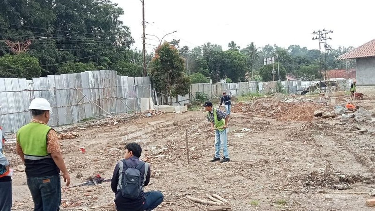 PT Kereta Api Indonesia (KAI) menertibkan lahan di Stasiun Muara Enim untuk membangun TK Yayasan Wanita Kereta Api dan mendukung pembangunan flyover guna meningkatkan keselamatan dan mengurangi kemacetan.