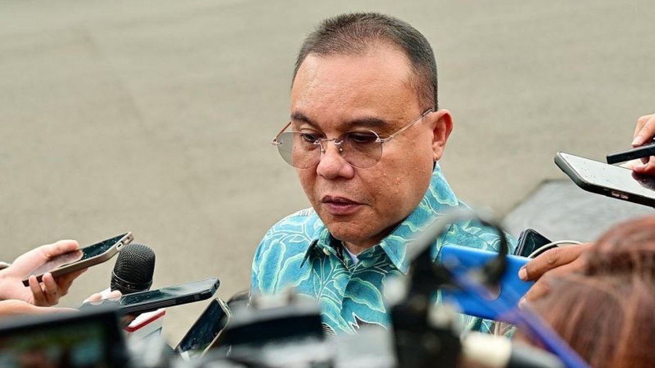 Kebijakan larangan pengecer menjual LPG 3 kg dinilai mendadak dan tak tersosialisasi, menyebabkan kesulitan masyarakat; kini pengecer kembali beroperasi sebagai sub pangkalan dengan pengawasan aplikasi.