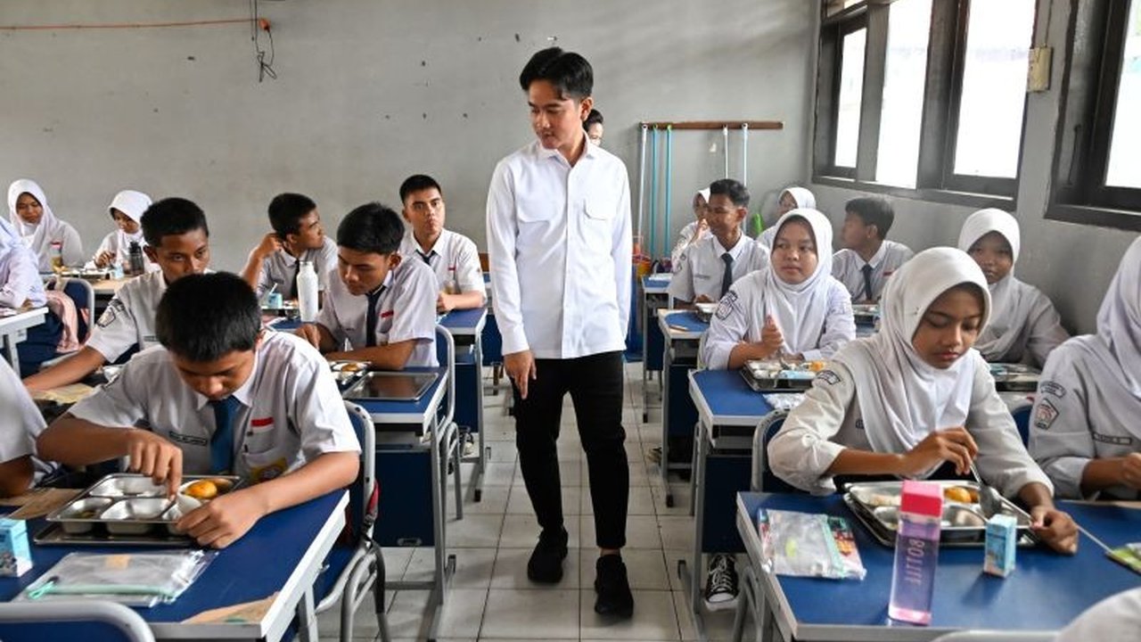 Wakil Presiden Gibran Rakabuming Raka meninjau langsung program Makan Siang Gratis di dua sekolah Depok, memastikan program tersebut berjalan lancar dan memberikan manfaat bagi siswa.