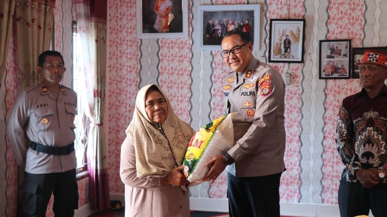 Kepolisian Resor Lampung Barat (Polres Lambar) menyalurkan paket sembako kepada warga kurang mampu di Pekon Bumi Hantatai, Kecamatan Bandar Negeri Suoh (BNS), sebagai bentuk kepedulian dan program kemanusiaan.