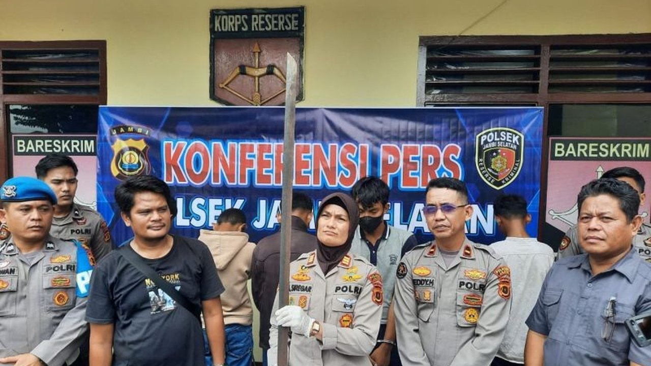 Polisi Kota Jambi menangkap enam pelaku tawuran yang membawa senjata tajam; lima pelaku masih di bawah umur dan satu dewasa,  kejadian bermula dari perselisihan antar sekolah di kawasan Jerambah Bolong.